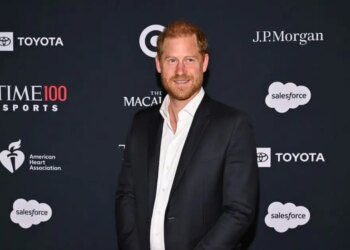 Πρίγκιπας Χάρι: Εμφάνιση - έκπληξη στο κόκκινο χαλί του TIME, χωρίς τη Μέγκαν Μαρκλ