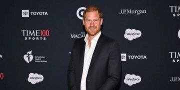 Πρίγκιπας Χάρι: Εμφάνιση - έκπληξη στο κόκκινο χαλί του TIME, χωρίς τη Μέγκαν Μαρκλ