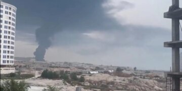 Οι ΗΠΑ σφυροκοπούν το Ιράν: Εκρήξεις και στη νήσο Κεσμ - Με σκληρά πλήγματα στη Σαουδική Αραβία απειλεί η Τεχεράνη