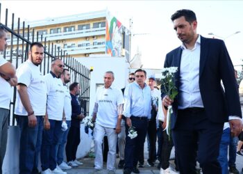 Θεσσαλονίκη: Μήνυμα κατά της τρομοκρατίας «Δεν σας φοβόμαστε» στη συγκέντρωση διαμαρτυρίας στελεχών και μελών της ΝΔ έξω από Ιπποκράτειο