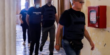 Δολοφονία στη Σύρο: Απολογείται το ζευγάρι, επιμένει ότι βρισκόταν σε άμυνα - Νέα αυτοψία και αναπαράσταση ζήτησε η ανακρίτρια - ertnews.gr