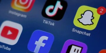 Η Γαλλία απαγόρευσε με νόμο τα social media για παιδιά κάτω των 15 ετών