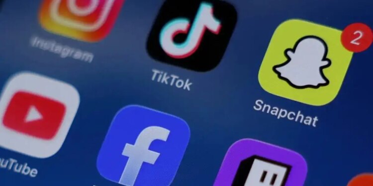 Η Γαλλία απαγόρευσε με νόμο τα social media για παιδιά κάτω των 15 ετών