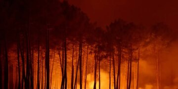 Κόλαση φωτιάς σε Γαλλία και Ισπανία: Πάνω από 500.000 άνθρωποι εγκατέλειψαν τα σπίτια τους - Σκληρή μάχη για να μην καεί το Μπορντό