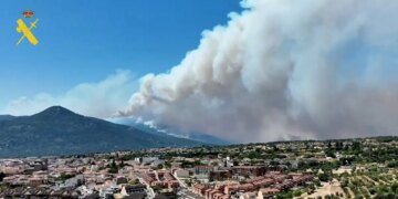 Εκτός ελέγχου οι φωτιές σε Γαλλία και Ισπανία: Χιλιάδες έχουν εγκαταλείψει τα σπίτια τους, απόκοσμες εικόνες