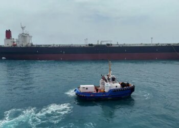 Το Ιράν λέει ότι ελέγχει τα Στενά του Ορμούζ – Επιθέσεις σε χώρες του Κόλπου μετά τους 140 αμερικανικούς βομβαρδισμούς