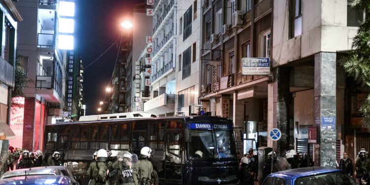 Καταδικάστηκαν οι δύο αστυνομικοί για το βιασμό της δεκαεννιάχρονης στο Α.Τ. Ομόνοιας — Ελεύθεροι ως την εκδίκαση της έφεσης - ertnews.gr