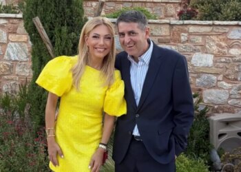 Η Τίνα Μεσσαροπούλου με τον Γιώργο Μυλωνάκη σε γάμο στα Σπάτα