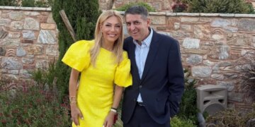 Η Τίνα Μεσσαροπούλου με τον Γιώργο Μυλωνάκη σε γάμο στα Σπάτα