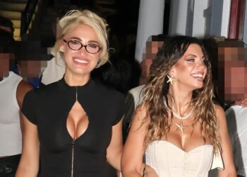 Στη Μύκονο η Ιωάννα Τούνη: Χαλαρές στιγμές και βόλτες στα κοσμικά σοκάκια με τους φίλους της