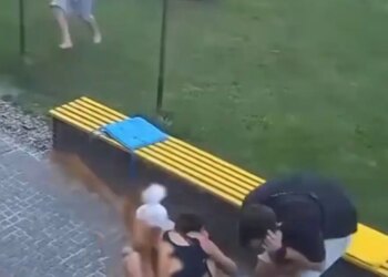 Ουκρανία: Συγκλονιστικό βίντεο με θραύσματα ρωσικού πυραύλου που πέφτουν σε πάρκο - Τέσσερις νεκροί, ανάμεσά τους ένα παιδί και 17 τραυματίες