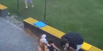 Ουκρανία: Συγκλονιστικό βίντεο με θραύσματα ρωσικού πυραύλου που πέφτουν σε πάρκο - Τέσσερις νεκροί, ανάμεσά τους ένα παιδί και 17 τραυματίες