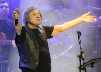 Βασίλης Παπακωνσταντίνου: Ζήτησε να σβήσουν τα καπνογόνα σε συναυλία του στην Κρήτη