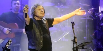 Βασίλης Παπακωνσταντίνου: Ζήτησε να σβήσουν τα καπνογόνα σε συναυλία του στην Κρήτη
