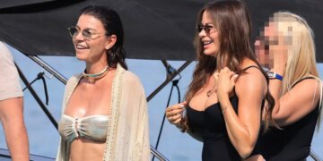 Η Σοφία Βεργκάρα παραμένει στη Μύκονο