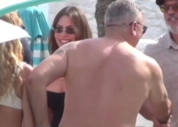 Η στιγμή που η Σοφία Βεργκάρα συνάντησε τον Αντώνη Ρέμο σε παραλία της Μυκόνου