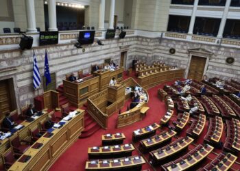 Βουλή: Ψηφίστηκε το νομοσχέδιο για τον Προσωπικό Βοηθό – Τέλος στις περικοπές των συντάξεων χηρείας και «φρένο» στα πατίνια για ανήλικους κάτω των 17