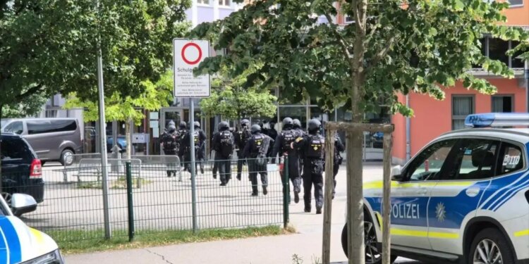 Γερμανία: Ενδοοικογενειακή διαμάχη ερευνά η αστυνομία ως πιθανό κίνητρο του δράστη της επίθεσης σε σχολείο