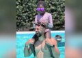 Σίσσυ Χρηστίδου: Τα παιχνίδια του συντρόφου της, Στέφανου Νεδέλκου, στην πισίνα με τη βαφτιστήρα της