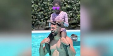 Σίσσυ Χρηστίδου: Τα παιχνίδια του συντρόφου της, Στέφανου Νεδέλκου, στην πισίνα με τη βαφτιστήρα της