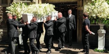 «Αντίο» με δάκρυα και τραγούδια στη Μπόνι Τάιλερ – Χιλιάδες θαυμαστές στο τελευταίο της αντίο