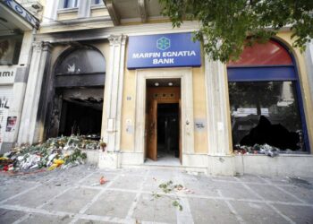 Υπόθεση Marfin: Επιστρέφει σήμερα στην Ελλάδα η 46χρονη κατηγορούμενη για τον εμπρησμό που είχε συλληφθεί στο Λονδίνο