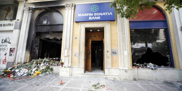 Υπόθεση Marfin: Επιστρέφει σήμερα στην Ελλάδα η 46χρονη κατηγορούμενη για τον εμπρησμό που είχε συλληφθεί στο Λονδίνο