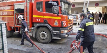 Ελληνικό: Φωτιά σε υπόγειο γκαράζ πολυκατοικίας, απομακρύνθηκαν οι ένοικοι - ertnews.gr