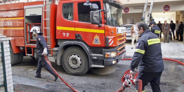Ελληνικό: Φωτιά σε υπόγειο γκαράζ πολυκατοικίας, απομακρύνθηκαν οι ένοικοι - ertnews.gr