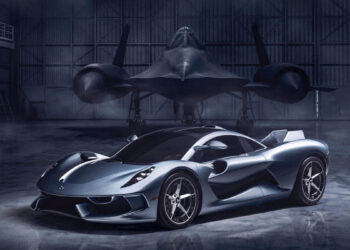 Hennessey Blackbird: Με 850 άλογα, χειροκίνητο κιβώτιο και καθόλου οθόνες