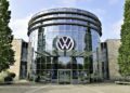 VW: Φτιάχνει λιγότερα αυτοκίνητα από την Toyota με 60% παραπάνω εργαζόμενους