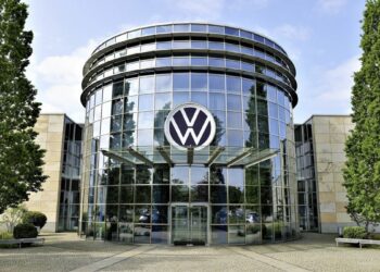 VW: Φτιάχνει λιγότερα αυτοκίνητα από την Toyota με 60% παραπάνω εργαζόμενους