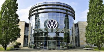 VW: Φτιάχνει λιγότερα αυτοκίνητα από την Toyota με 60% παραπάνω εργαζόμενους