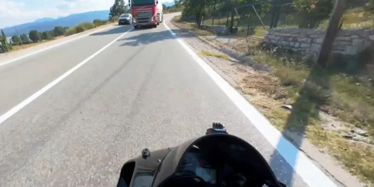 Απίστευτο video: Τον έσωσε η ψυχραιμία του!