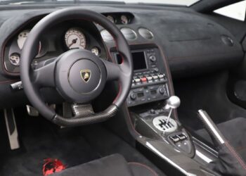 Lamborghini: Οι πελάτες θέλουν τρίτο πεντάλ και λεβιέ, η εταιρεία;