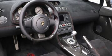 Lamborghini: Οι πελάτες θέλουν τρίτο πεντάλ και λεβιέ, η εταιρεία;