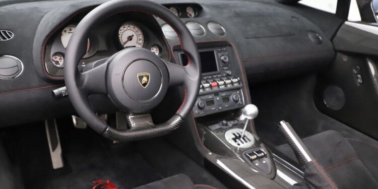 Lamborghini: Οι πελάτες θέλουν τρίτο πεντάλ και λεβιέ, η εταιρεία;