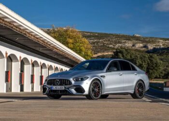Γιατί η Mercedes-AMG δεν βάζει τον καινούριο V8 στην C63;