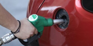 Έρχονται ανακοινώσεις για την παράταση της επιδότησης στο πετρέλαιο κίνησης - «Ψαλίδι» τιμών σε 1.500 προϊόντα από τη Δευτέρα