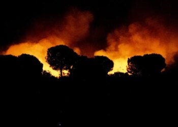 «Πυροτεχνήματα» πολέμου στον Λίβανο: Καταγγελίες για ισραηλινούς εμπρησμούς με στόχο τη Χεζμπολάχ