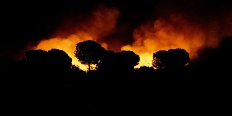 «Πυροτεχνήματα» πολέμου στον Λίβανο: Καταγγελίες για ισραηλινούς εμπρησμούς με στόχο τη Χεζμπολάχ
