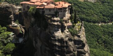 Μαντόνα: Η απροειδοποίητη επίσκεψη στα Μετέωρα και η ιδιωτική συνάντηση με τον ηγούμενο - ertnews.gr