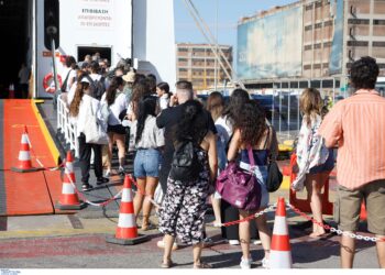Κορυφώνεται η έξοδος του Αυγούστου: «Βουλιάζουν» λιμάνια, ΚΤΕΛ και εθνικές οδοί – Πάνω από 34.000 ταξιδιώτες σήμερα από τον Πειραιά - ertnews.gr