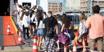 Κορυφώνεται η έξοδος του Αυγούστου: «Βουλιάζουν» λιμάνια, ΚΤΕΛ και εθνικές οδοί – Πάνω από 34.000 ταξιδιώτες σήμερα από τον Πειραιά - ertnews.gr