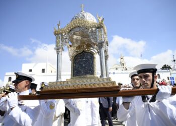 Δεκαπενταύγουστος στην Τήνο: Χιλιάδες πιστοί προσκυνούν τη Μεγαλόχαρη - Σήμερα η λιτάνευση της θαυματουργής εικόνας - ertnews.gr