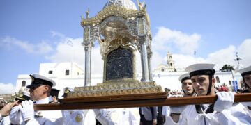 Δεκαπενταύγουστος στην Τήνο: Χιλιάδες πιστοί προσκυνούν τη Μεγαλόχαρη - Σήμερα η λιτάνευση της θαυματουργής εικόνας - ertnews.gr