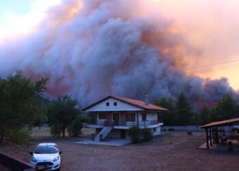 Πύρινη κόλαση στο Πόρτο Γερμενό: Νέο 112 για εκκένωση προς Μέγαρα - Ξεκίνησαν οι εναέριες ρίψεις - ertnews.gr
