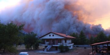 Πύρινη κόλαση στο Πόρτο Γερμενό: Νέο 112 για εκκένωση προς Μέγαρα - Ξεκίνησαν οι εναέριες ρίψεις - ertnews.gr