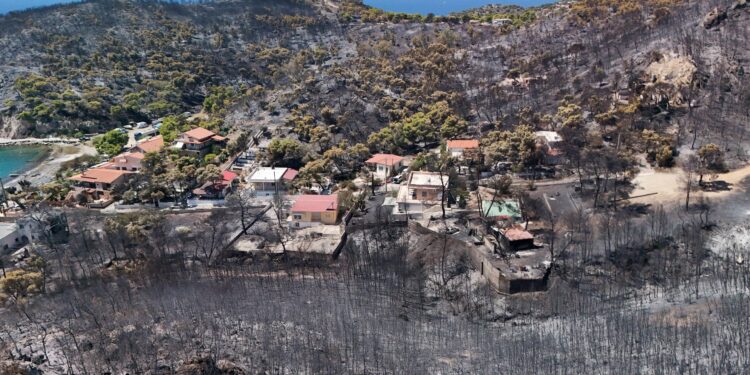Σαλαμίνα: Ξεκινά η καταγραφή των ζημιών μετά τη φονική πυρκαγιά με δύο νεκρούς και δέκα τραυματίες - ertnews.gr