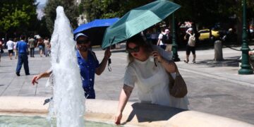 Καύσωνας: Ποιες περιοχές είναι στο «κόκκινο» – Αποκλιμάκωση από τα βόρεια με παράταση στα δυτικά